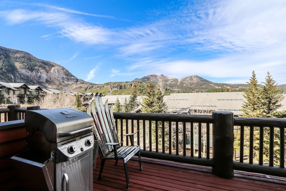 Snowcreek V 999 Mammoth Mountain Views, Private Washer Dryer, Pet-Friendly by RedAwning