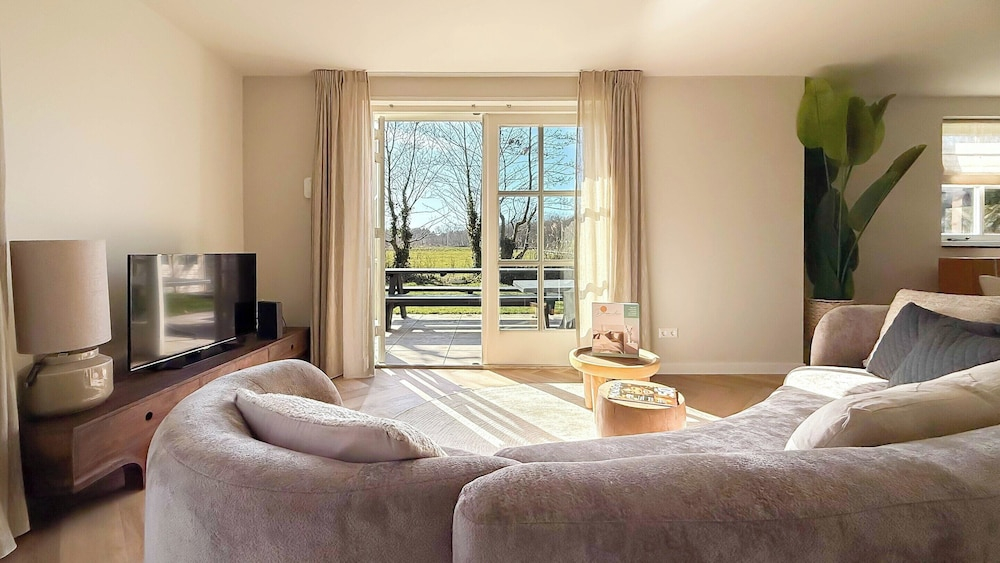 Villa With Expansive Sunny Garden