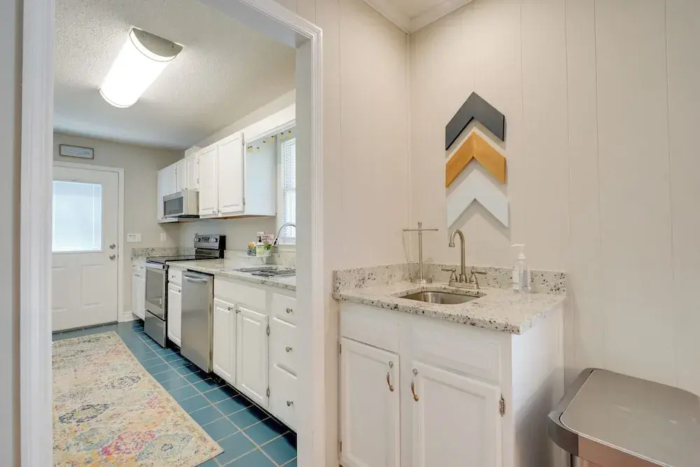 7 Blocks to the Beach: Family Oak Island Retreat