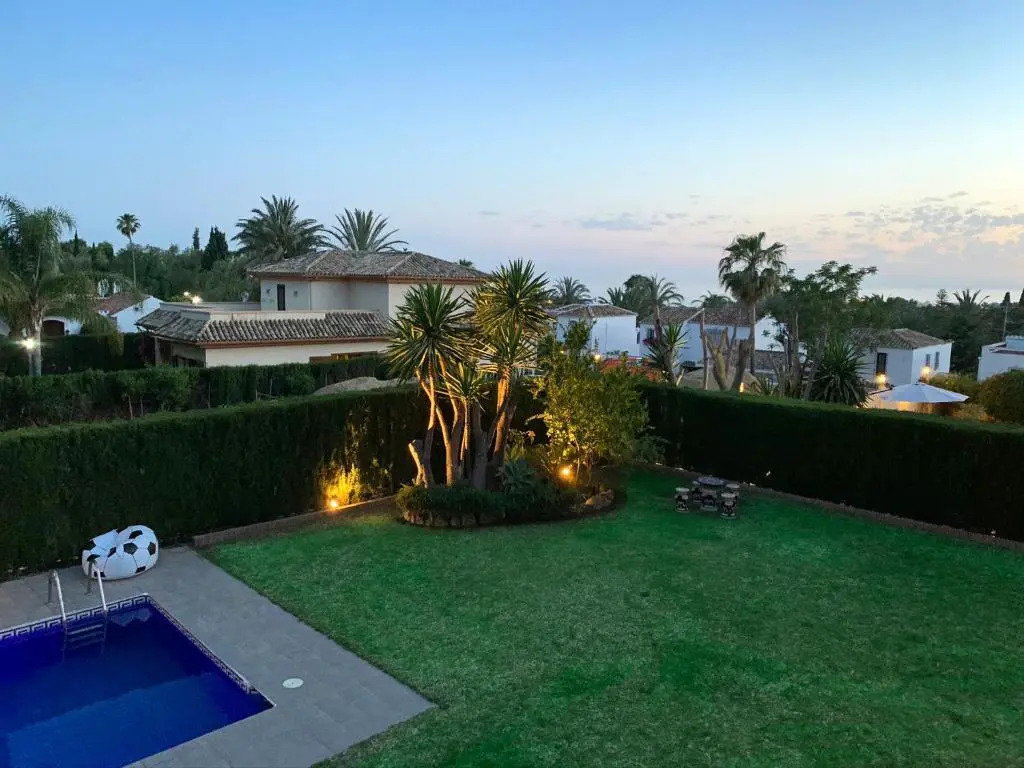 VILLA NABRISA MARBELLA, 5 BEDROOM, PRIVATE POOL, GARDEN, BBQ