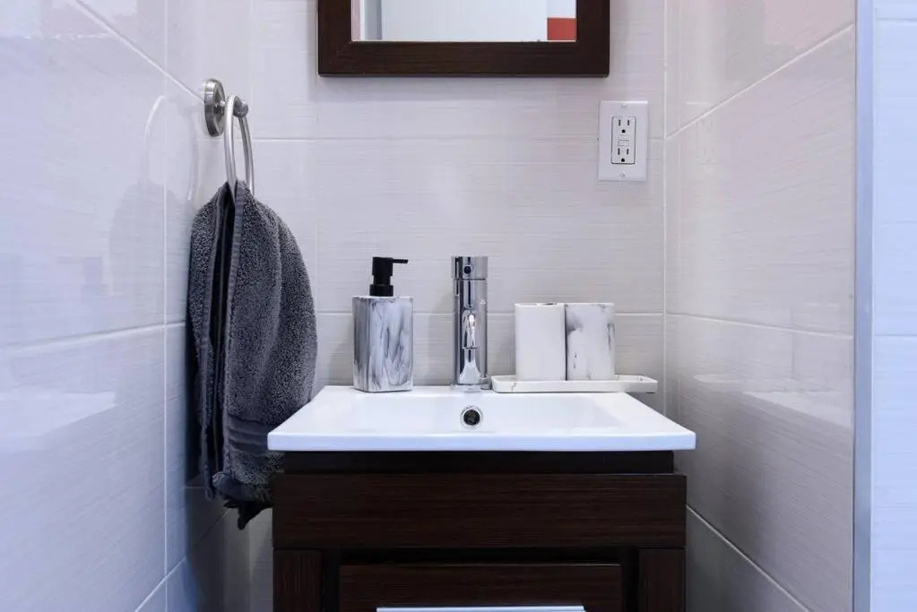 24-17 Renovated Studio Prime Location WD