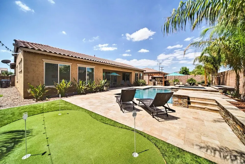 Hot Tub & Putting Green: Home in Surprise