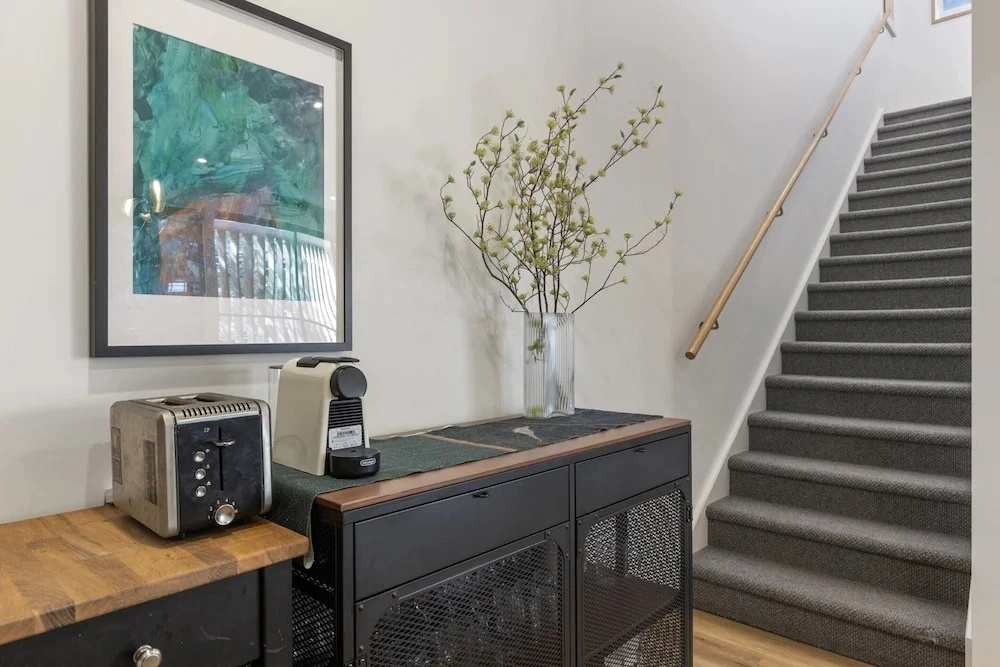 Stylish 3-bed Townhouse Near City Fringe
