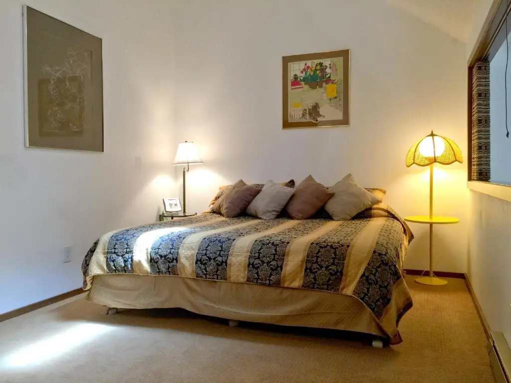 Snowater Condo #31 - 2 Story Condo with WiFi- Sleeps 4 - Beautifully decorated!