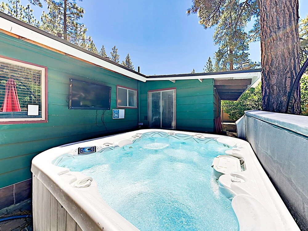 New Listing! Foxy Bear - Relaxing Woodsy 2 Bedroom Cabin