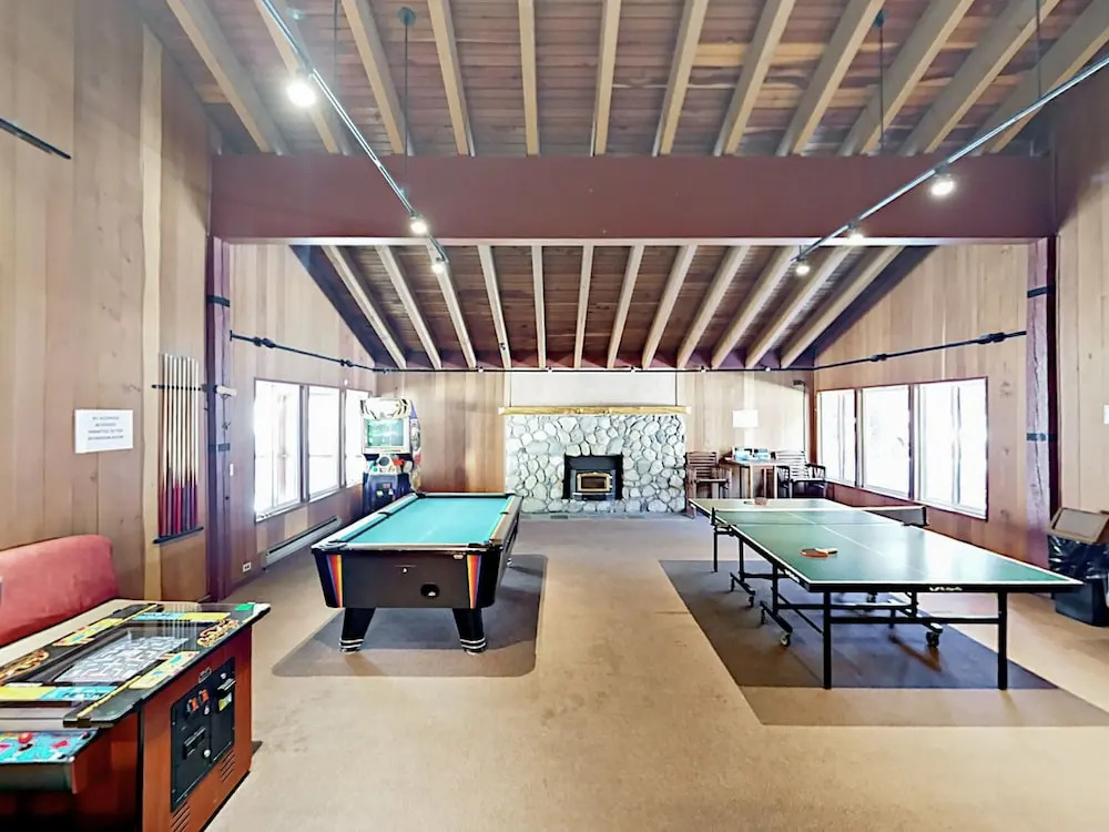 Amenity-rich W/ Hot Tub - Near Ski Area 2 Bedroom Condo