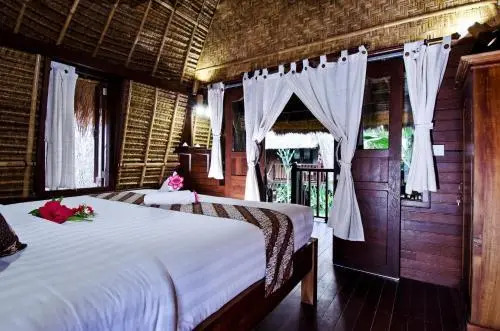 Alam Nusa Bungalow Huts & Spa