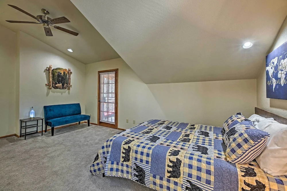 2 Decks & Game Room: Expansive Family Cabin