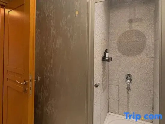 Taksim Square—1BR Deluxe Suite 02