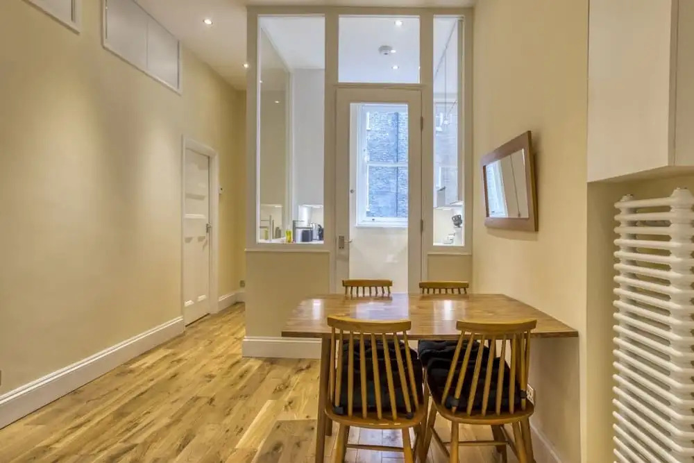 Spacious 2bed/2bath Apt, 5mins to Victoria St