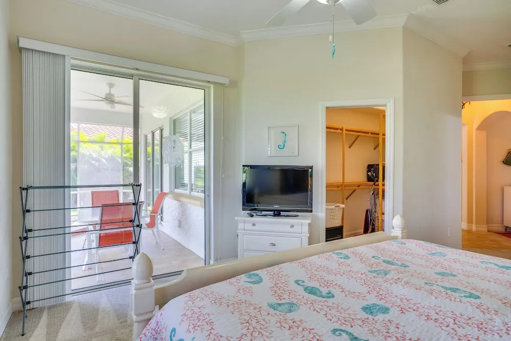 Pool Access & Lake-view Lanai! Port Charlotte Gem