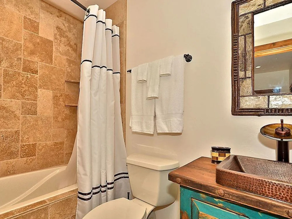 5BR 4BA Lake Tahoe Luxury Vacation Rental by RedAwning