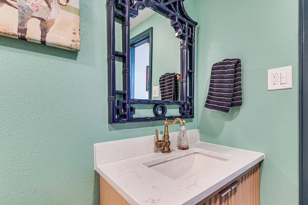 Shop, Dine, Unwind! Couples Retreat in Dtwn Golden