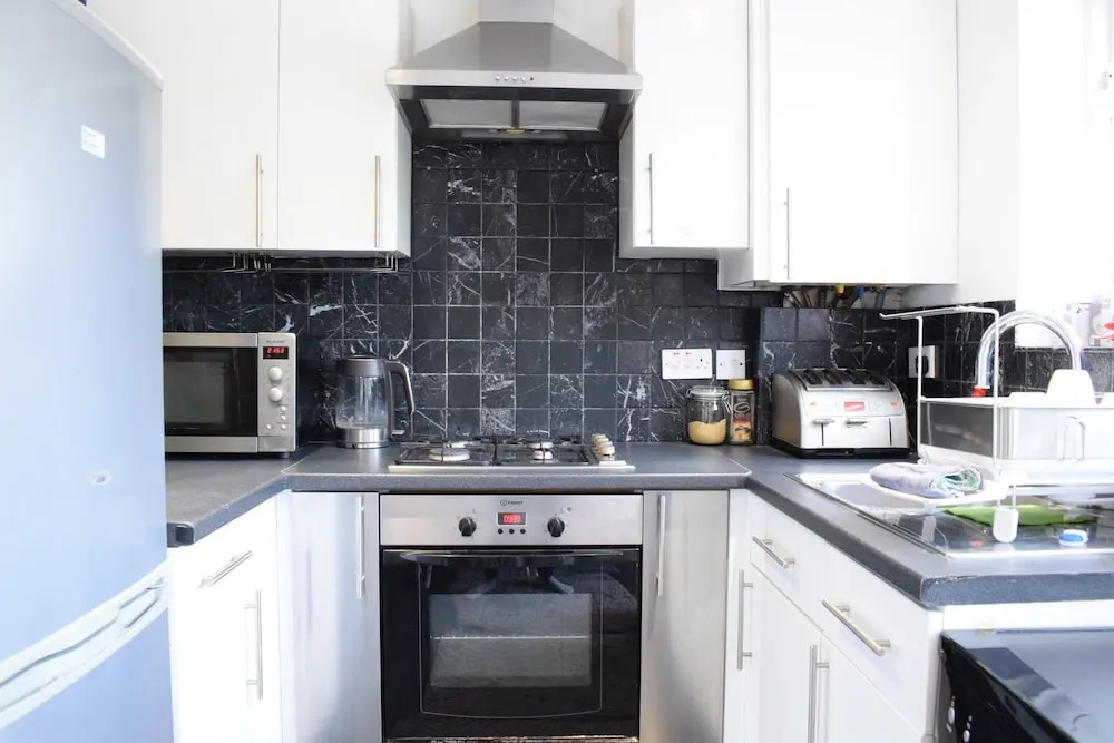 Modern 2 Bedroom in Queens Park With Garden