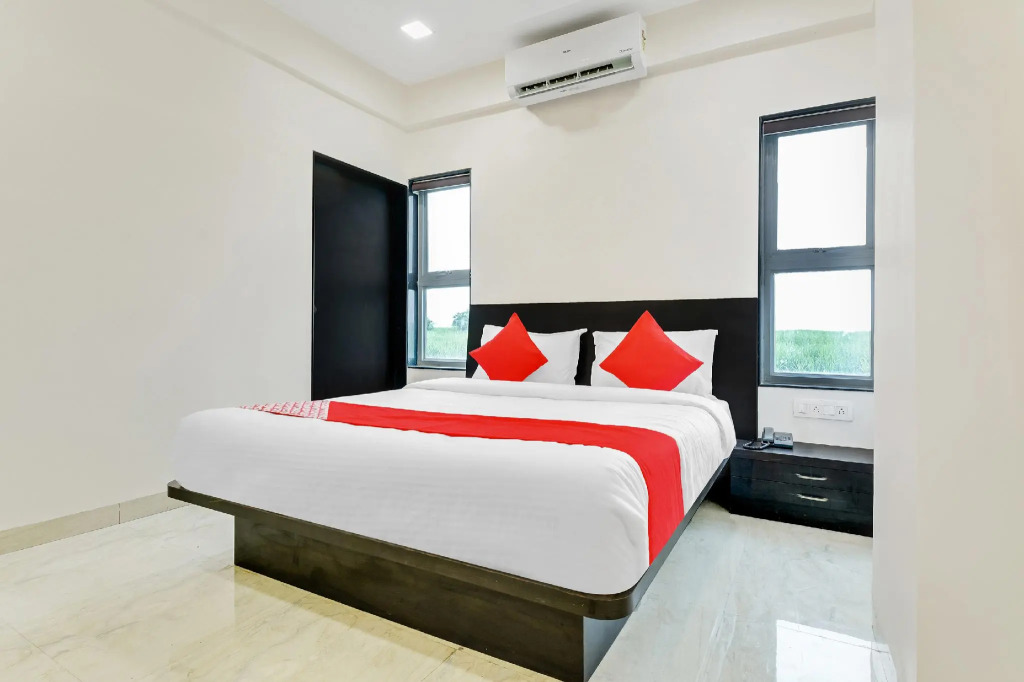 OYO Flagship 60752 V&S Hotel