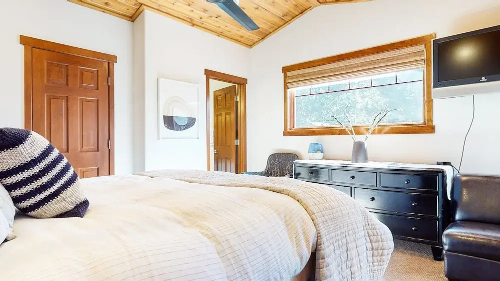 Grayfox 2 Pet-Friendly, 5-Star with Private Hot Tub, 2 Car Garage and Prime Location by RedAwning