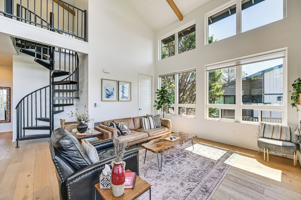 Views & Hot Tub: 'pineberry Modern' Luxury Home