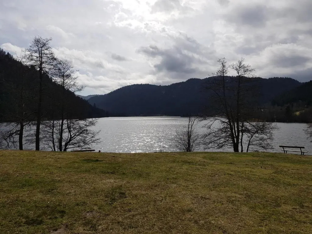 A 2 pas du lac
