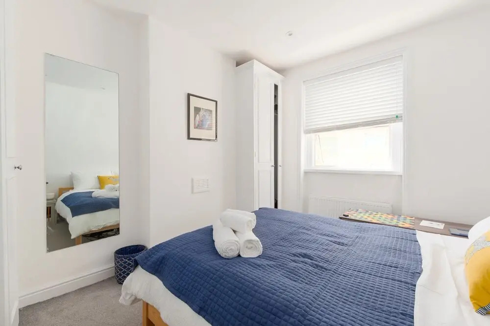 Bright two Bedroom Flat in Fashionable Fulham by Underthedoormat