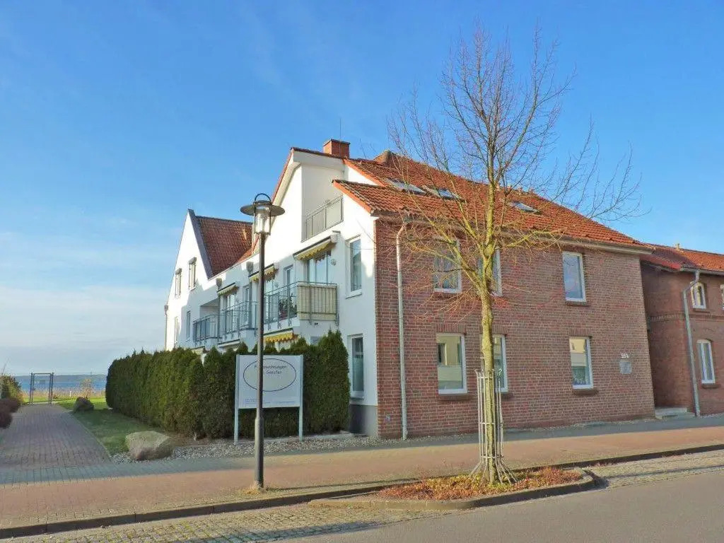 2-Zi-Ferienwohnung-Mueritzblick-direkt-am-Seeufer-perfekte-Lage-barrierefrei
