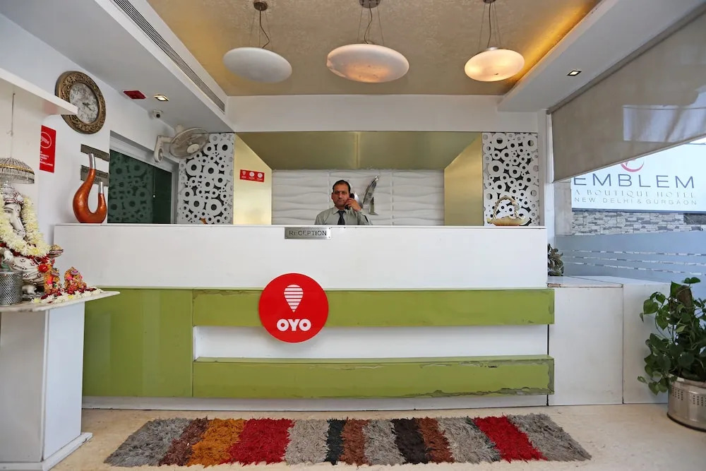 OYO 10965 Emblem Hotel