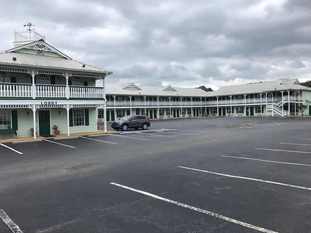 Deluxe Inn And Suites