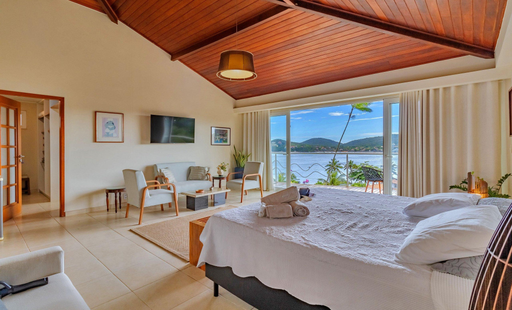 Maravilhosa Mansão em Frente à Praia da Ferradura Por Luxury Rentals