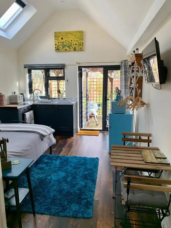 The Snug in Cheltenham, Leckhampton - A Cosy & Unique Space