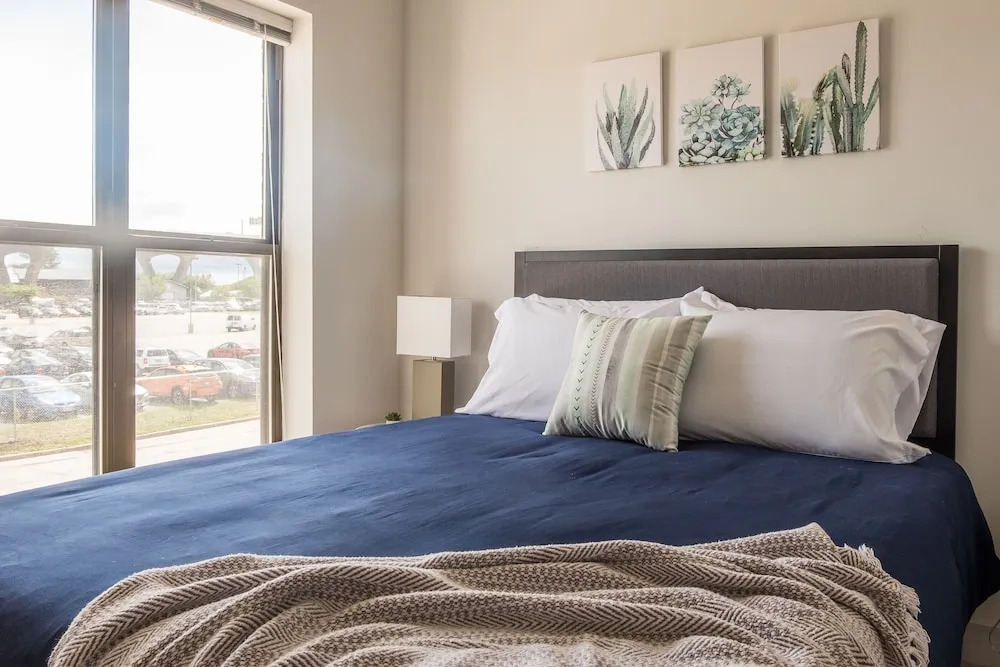 Spacious Townhome w Parking by Frontdesk