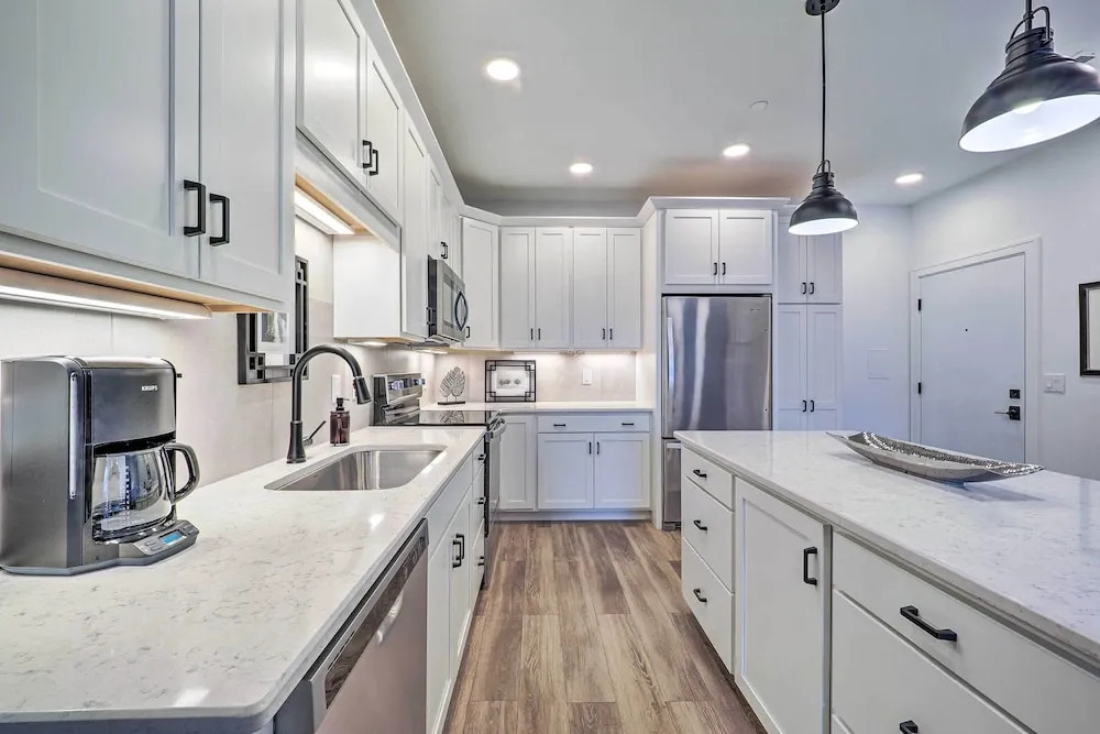 Downtown Traverse City Condo: 32 Mi to Ski Slopes!