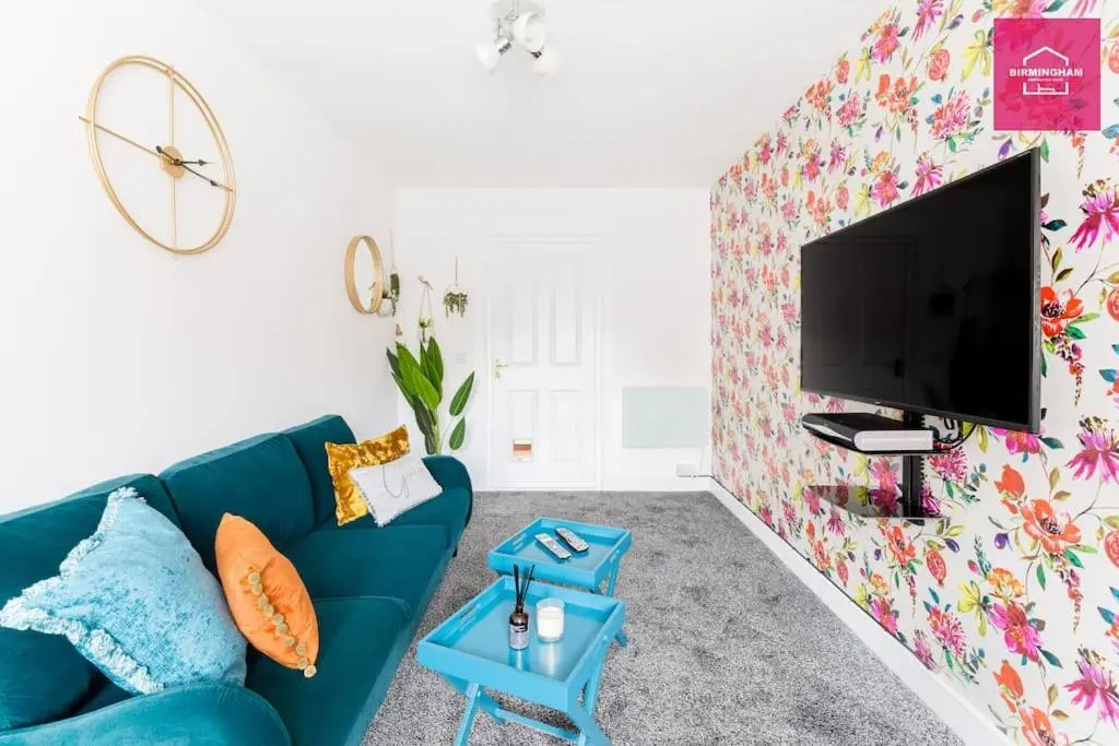 Modern 5 Bedroom Townhouse By City Centre & JQ - 9 Separate Beds, 2 Baths and Parking