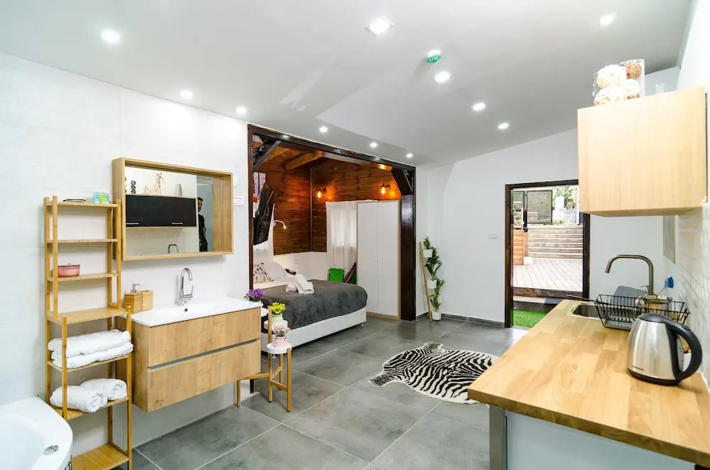 חופש יהונתן -צימרים בכנרת בטיילת טבריה hofesh yehonatan cabin promnade tibrias