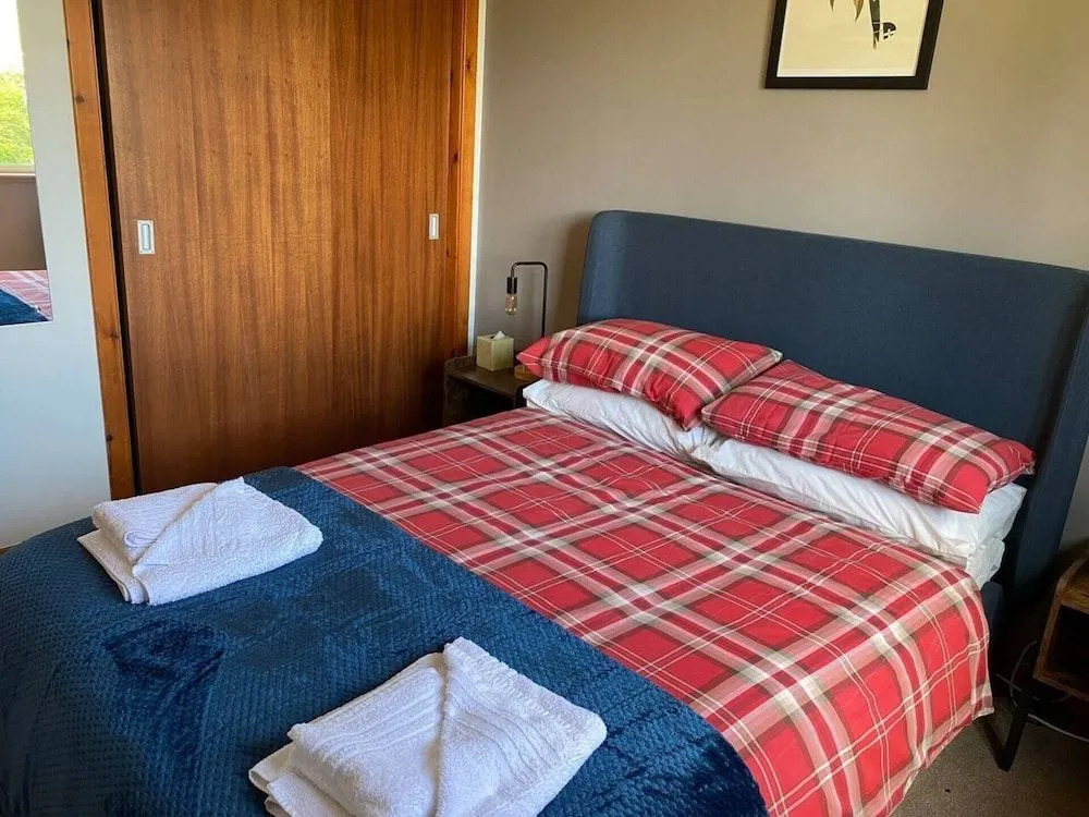 2 Bedroom Sleep 4 House - Private Garden