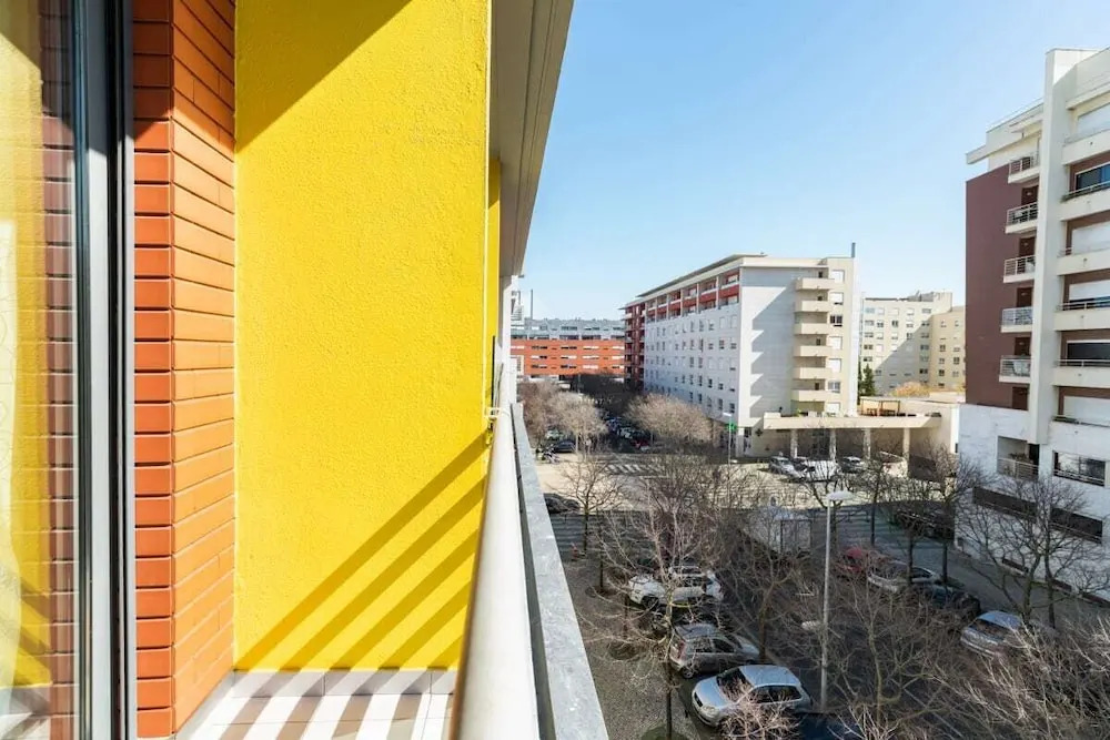 Relax 1bdr Apt by the River W/balcony & Parking!