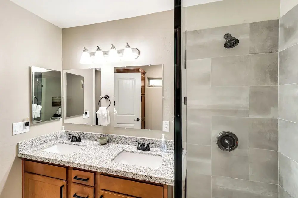 4 Mi to Lake: Show Low Home w/ Hot Tub