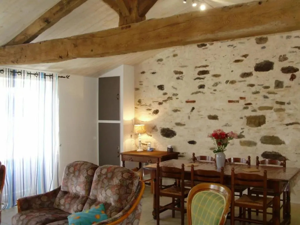 Charmant Gîte Rénové avec Jardin Privé, Cheminée et WiFi à Vairé, Vendée - FR-1-426-411