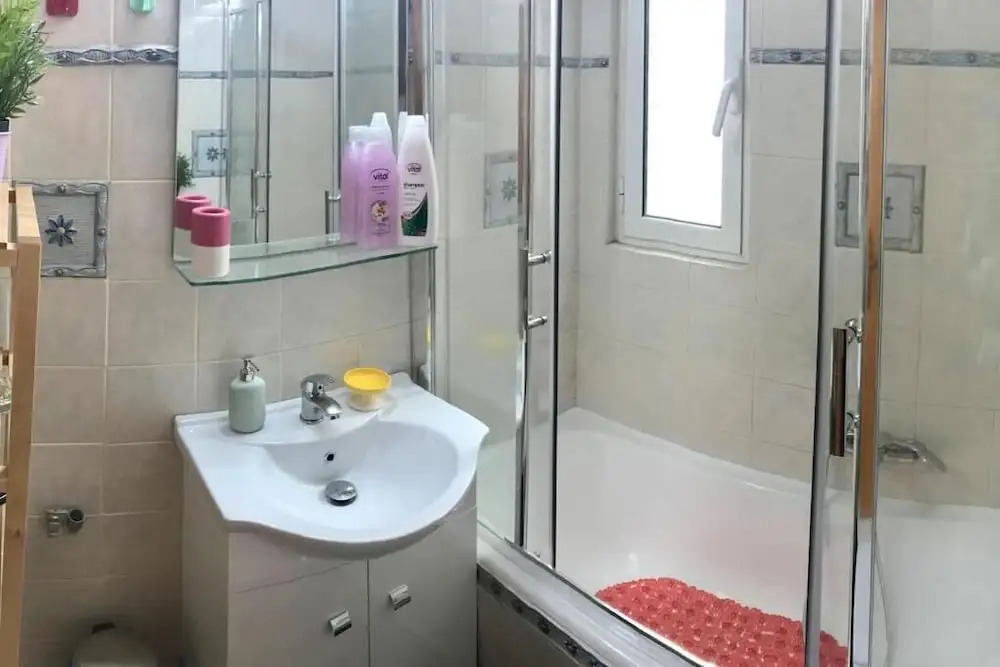 Central Stylish 1 Double Bed Flat