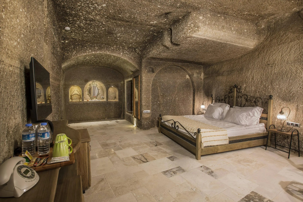 Hera Cave Suites