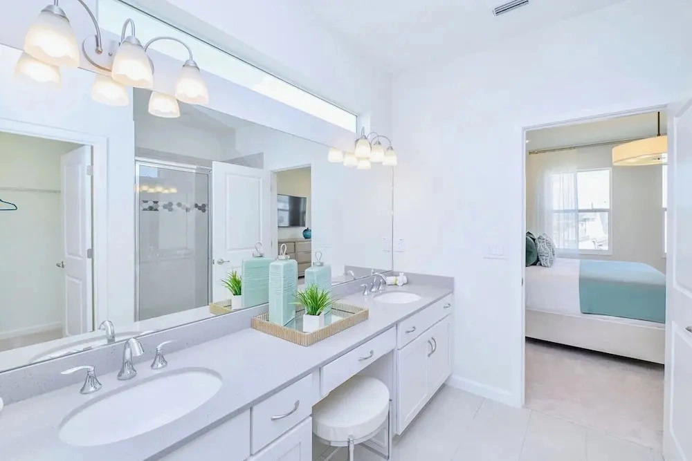 Upstay Mansion w Cinema, Games, Pool - Sleeps 24