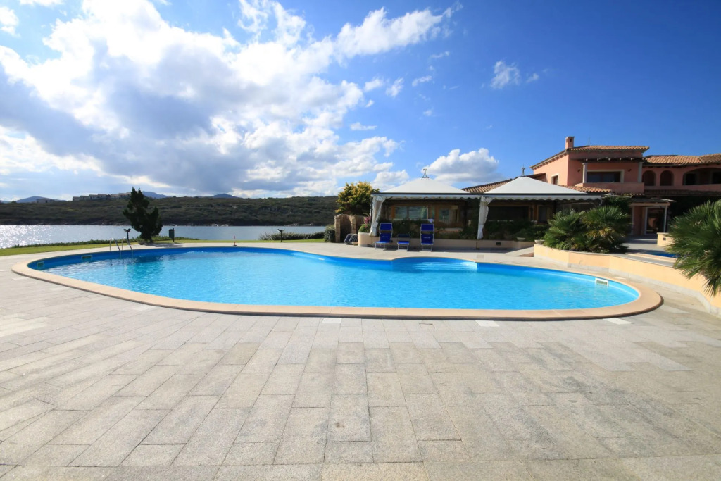 It consists of 3 bedrooms with air conditioning (one triple with a double and a single bed, a twin b-S'ABBA DI GIU'