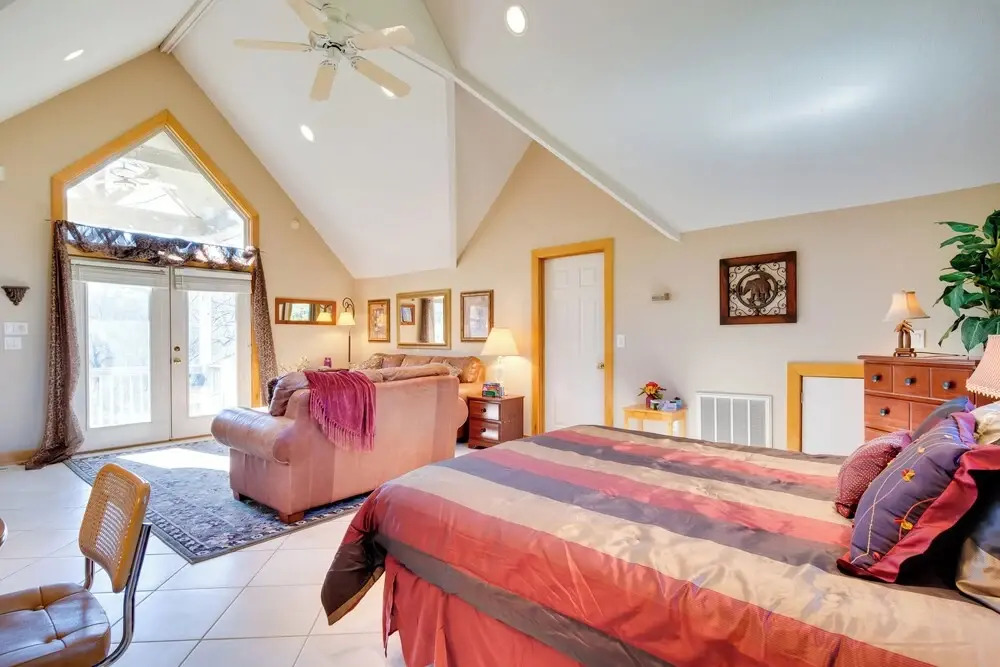 Peaceful Lake Lure Cabin w/ Fireplace!