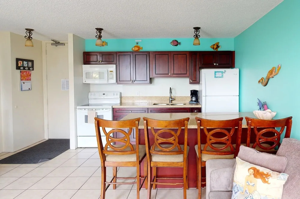 Deluxe Condo Near Waikiki Beach - Free Parking