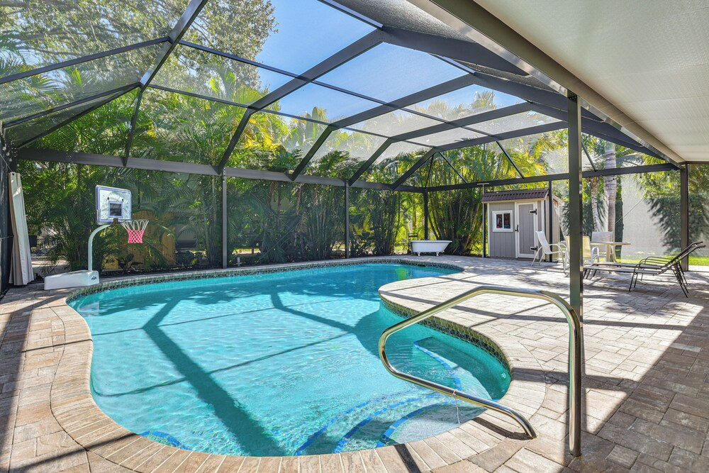 Peaceful 3-bedroom Home w/ Pool in Sarasota
