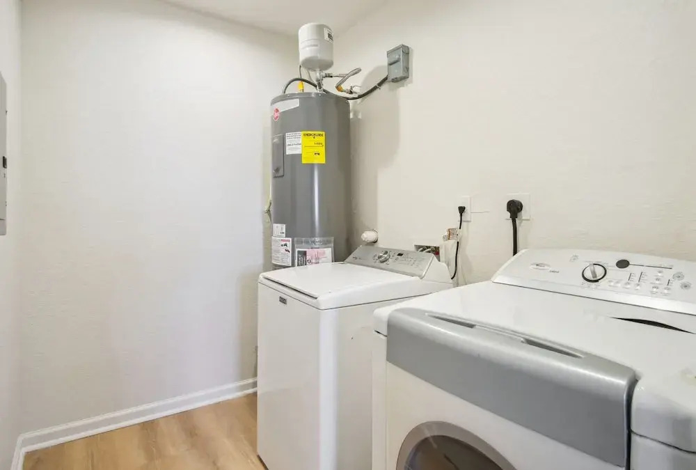 Stylish & Spacious Comfort 4br/3ba Downtown Gem!