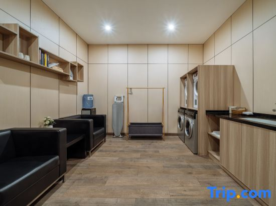 Naliangbo Hotel (Hangzhou Binkang Road Subway Station)