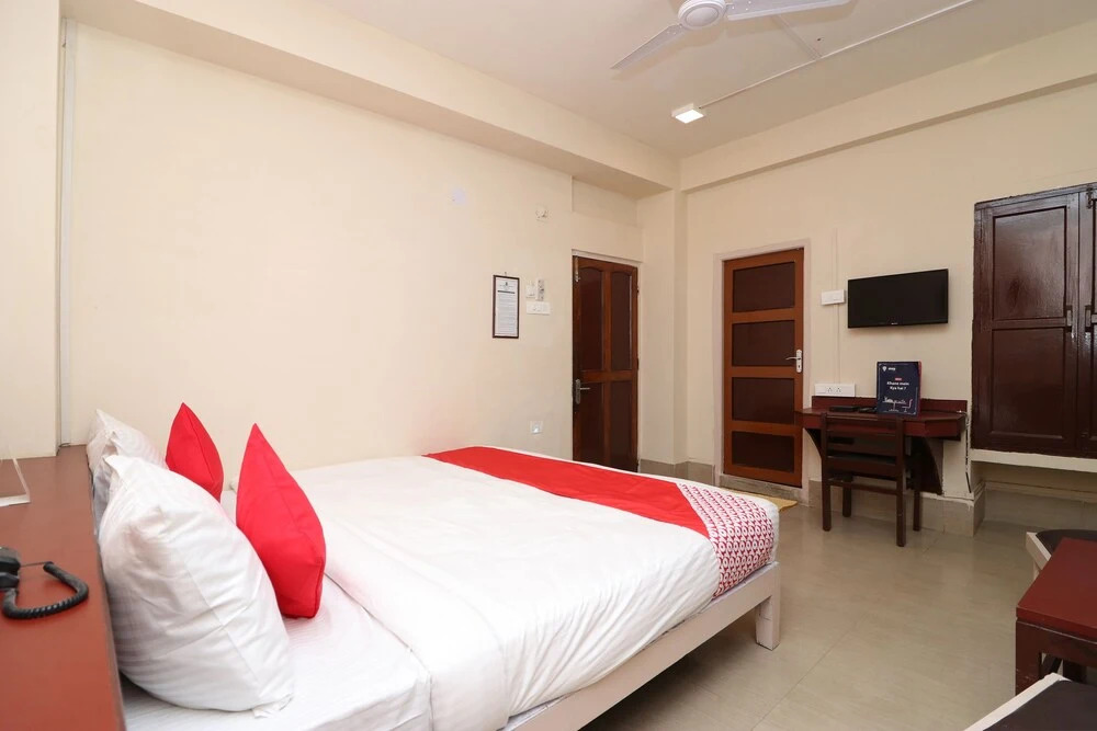OYO 7933 Hotel Trimurty International