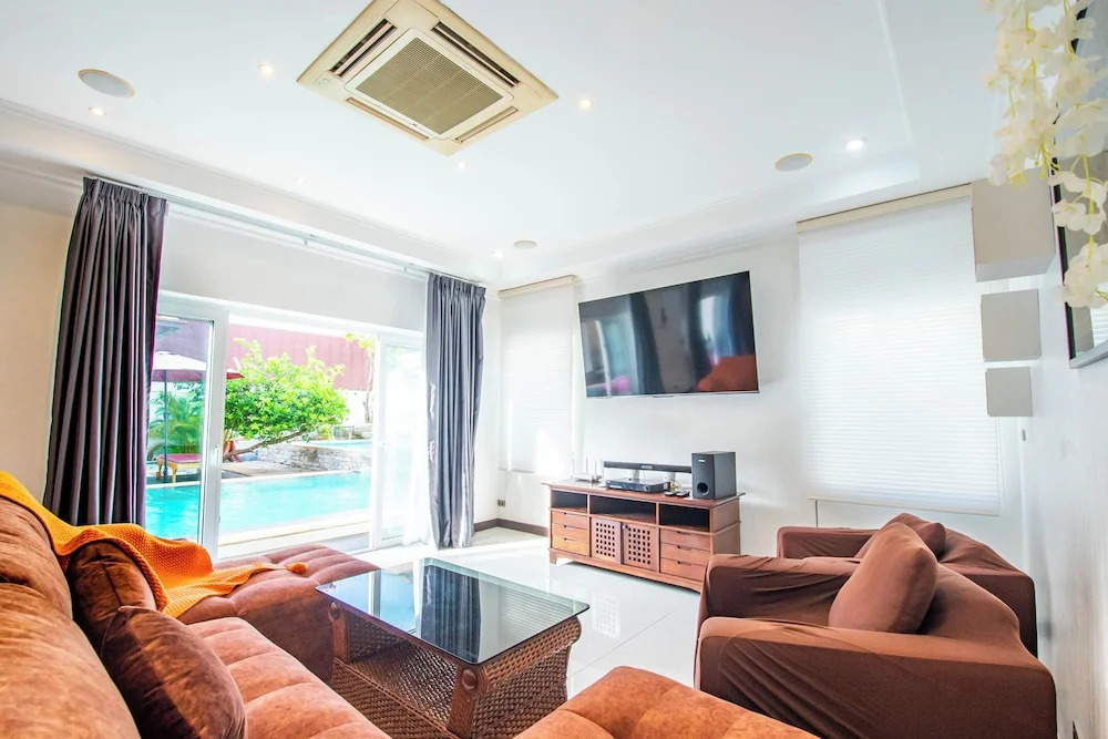 Seaside Villa 3 Pools, 2 mins walk to beach