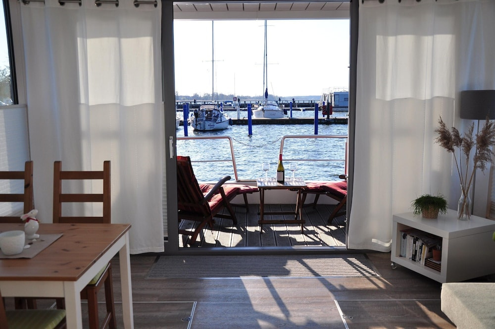 Hausboot Paula mit Reisekajak in Ribnitz-damgarten