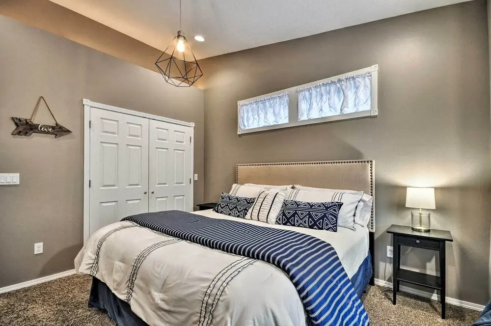 Cute & Cozy PDX Area Townhouse: 31 Mi to Mt. Hood!