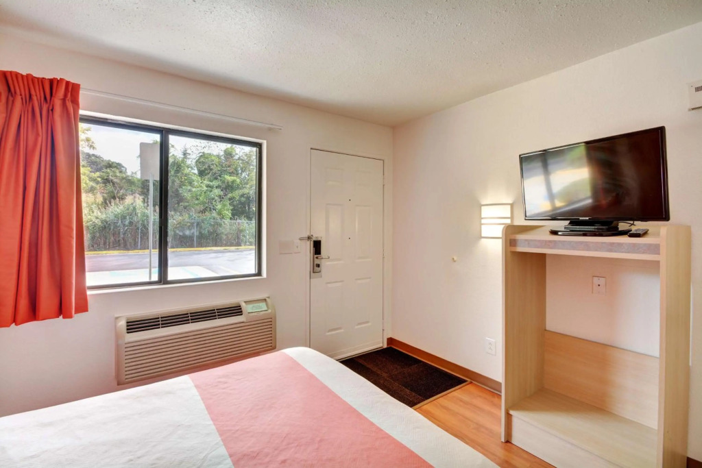 Motel 6-Southington, CT - Hartford